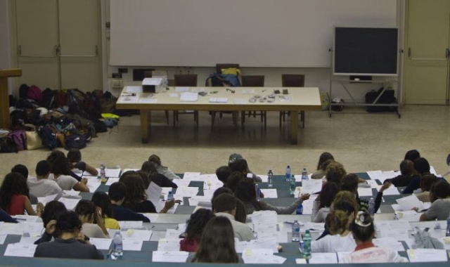 UNIVERSITA': NUMERO CHIUSO; TAR LAZIO ALLARGA GRADUATORIE  IN ATTESA DELLA CORTE COSTITUZIONALE SU LEGITTIMITA' STOP POSTI